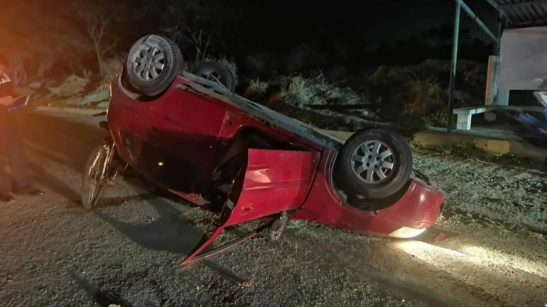 El auto quedó de cabeza tras la volcadura